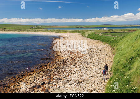 Walkers on the Dingiehowe beach, Deerness, Orkney Islands, Scotland. Stock Photo
