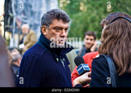 Moscow. 28th February, 2015. FILE PIX: The archive photo taken on Oct. 7, 2009 shows Russian opposition leader Boris Nemtsov (L) attending a rally in memory of killed Russian journalist Anna Politkovskaya in Moscow, Russia. Russian opposition leader Boris Nemtsov was shot and killed near the city center on Feb. 28 (local time), 2015, Tass News Agency quoted government officials as saying. Credit:  Pavel Bednyakov/Xinhua/Alamy Live News Stock Photo