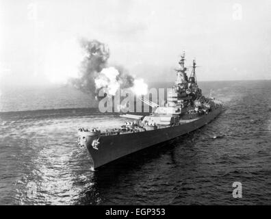 KOREAN WAR 1950-1953. A 16-inche salvo from the USS Missouri at Chong Jin, Korea, in effort to cut Northern Korean communications.  Chong Jin was 39 miles from the border of China.  October 21, 1950.  Photo: US Navy NARA FILE #:  080-G-421049 WAR & CONFLICT BOOK #:  1444 Stock Photo