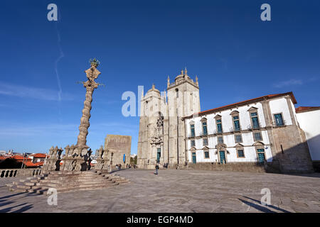 Oporto, Porto, Portugal. Cathedral or Se Catedral and the Pillory in the Cathedral Square aka Terreiro da Se. Romanesque and Gothic Stock Photo
