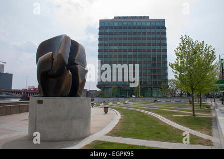 Henry Moore's Locking Piece sculpture, Riverside Walk Gardens, Millbank, London Stock Photo