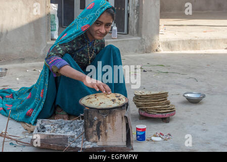 Vagadia Rabari Vagadia Rabari Young Lady Baking Roti, Kutch Stock Photo - Alamy