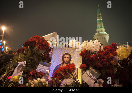 Moscow, Russia. 28th Feb, 2015. The place where Boris Nemtsov, a Russian opposition leader and the Russian president's critic, was killed near St. Basil Cathedral, Red Square, in Moscow, Russia. The papers with text ''Without you doesn't come Spring'' (on the right from the icon) and ''Boris you always were the president for me'' (on the left from the icon) can be seen.Nemtsov was killed a day before the antigovernment protest in Moscow. Credit:  Anna Sergeeva/ZUMA Wire/Alamy Live News Stock Photo