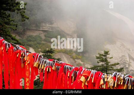 Golden locks at holy Mount Hua Shan, China Stock Photo