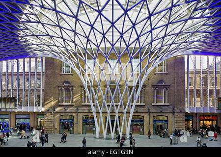 Kings Cross Station concourse and roof canopy Stock Photo