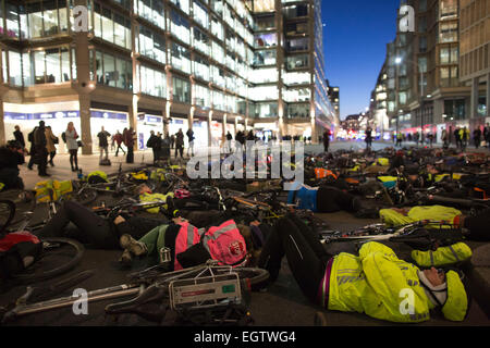 London, UK. 2nd March, 2015. Protest and VIgil Die-In to remember Claire Hitier-Abadie in Victoria, London, UK 02.03.2015 Die-in vigil after fourth cyclist to die in road accidents in London, on the capitals busy roads where cyclists are calling for safer roads. Credit:  Jeff Gilbert/Alamy Live News
