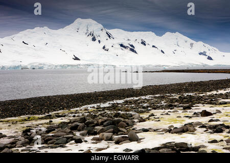 Antarctica, Livingston Island, snow capped hills and glaciers across Moon Bay from Half Moon Is Stock Photo