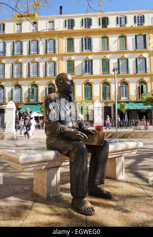 Pablo Picasso Bronze Sculpture, Pablo Picasso sitting on bench plaza merced, Malaga, Andalusia. Spain. Stock Photo