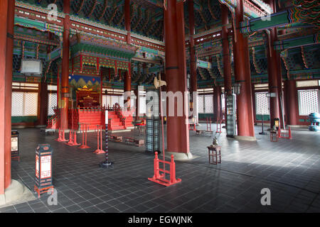 Gyeongbokgung Palace and one of its temple's interior on a fine autumn day in Seoul, South Korea. Stock Photo
