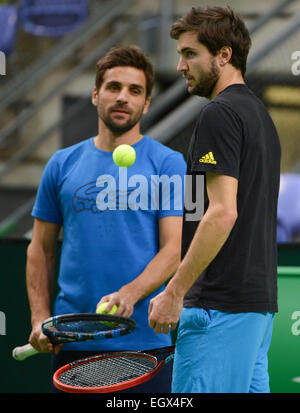 French tennis player Gilles Simon (R) and team captain Arnaud Clement (L) talk during the training of the French Davis Cup team in the Fraport Arena in Frankfurt am Main, Germany, 03 March 2015. Germany will meet France in the first round of the Davis Cup from 06 until 08 March 2015. PHOTO: ARNE DEDERT/dpa Stock Photo