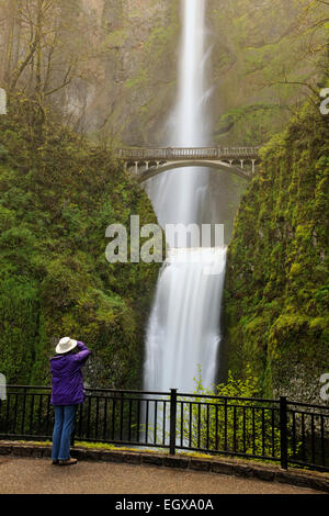 Multnomah Falls- Tourist taking pictures from the bridge Columbia Gorge Nat Scenic Area Oregon USA Stock Photo