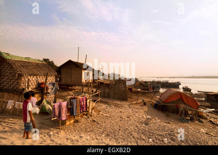 Children playing in a shanty town on the banks of the Irrawaddy ( Ayeyarwady ) river at Mandalay, Myanmar ( Burma ), Asia Stock Photo