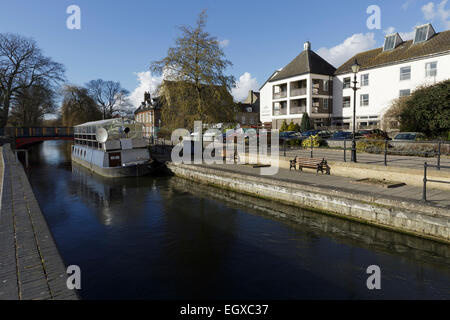 The Bell Hotel, right, and Steel River Blues floating restaurant on The Little Ouse River, Thetford. Stock Photo