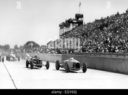 1935 FRENCH GRAND PRIX with Hans Stuck in Auto-Union car No 10 in the lead  closely followed by Tazio Nuvolari in Alfa Romeo No 14 Stock Photo