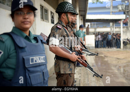 Dhaka, Bangladesh. 4th Mar, 2015. Border Guard Bangladesh (BGB) personnel stand guard at a special court during a trial against Bangladesh's former Prime Minister and Bangladesh Nationalist Party (BNP) leader Khaleda Zia in Dhaka, capital of Bangladesh, on March 4, 2015. Khaleda Zia filed two petitions on Tuesday seeking withdrawal of arrest warrants issued against her in graft cases. © Shariful Islam/Xinhua/Alamy Live News Stock Photo