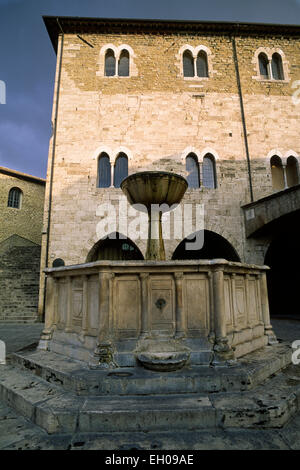 Italy, Umbria, Bevagna, Piazza Silvestri, fountain and Palazzo dei Consoli Stock Photo