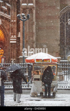 Nuts 4 Nuts street vendor selling nuts to tourists in Manhattan in New York North America USA in the fog and mist Stock Photo