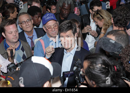 Jeffrey Sachs speaks to a crowd including various media at the Occupy Wall Street protest in Zuccotti Park, New York Stock Photo