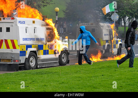 Nationalist youths throwing petrol bombs at PSNI vehicles during riots in the Bogside, Derry, Londonderry, Northern Ireland Stock Photo