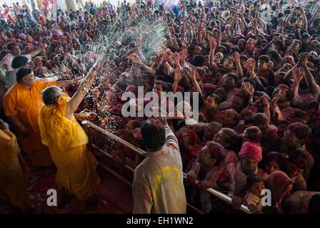 Jaipur, India. 5th Mar, 2015. Indian Hindu devotees celebrate the Holi festival at the Govind Dev Ji temple in Jaipur, India, March 5, 2015. The tradition of Holi, also known as the festival of colors, is celebrated to mark the beginning of spring season. Credit:  Tumpa Mondal/Xinhua/Alamy Live News Stock Photo