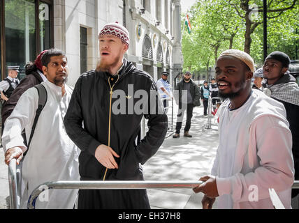 Islamist Brustchom Ziamani found guilty on terrorism preparation charges at Old Bailey Court. Pictured here in May 9th 2014. Left to Right: Abu Rumaysah (Siddhartha Dhar), Abdullah Deen, Suleyman & Brusthom Ziamani outside the India High Commission during an Islamist protest. Stock Photo