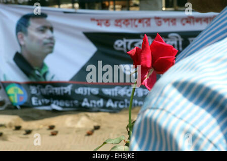 Dhaka, Bangladesh. 06th Mar, 2015. Bangladeshi social activists wait to pay their last respects to slain US blogger of Bangladeshi origin and founder of the Mukto-Mona (Free-mind) blog site, Avijit Roy in Dhaka on March 6, 2015 after he was hacked to death by unidentified assailants in the Bangladeshi capital on February 26. An FBI team has arrived in Dhaka to help investigate the American-Bangladeshi writer's gruesome killing. Stock Photo