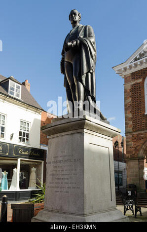 Statue of Sir Robert Peel, member of Parliament for Tamworth, standing in front of the Market Hall Stock Photo