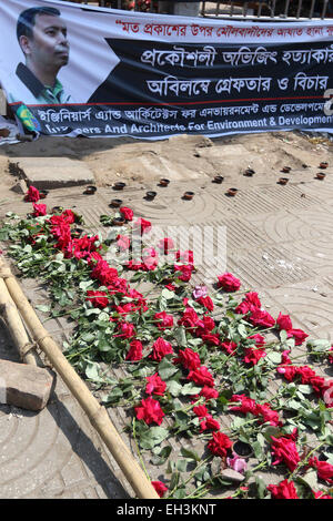 Dhaka, Bangladesh. 06th Mar, 2015. Flowers on the spot where Bangladeshi blogger Avijit Roy was killed in a street in Dhaka on March 6, 2015 after he was hacked to death by unidentified assailants in the Bangladeshi capital on February 26. An FBI team has arrived in Dhaka to help investigate the American-Bangladeshi writer's gruesome killing. Stock Photo