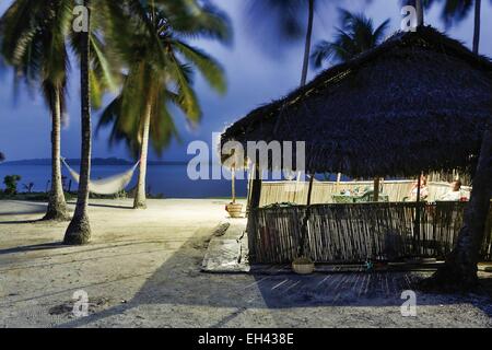Panama, San Blas archipelago, Kuna Yala, Kunas indigenous community, night landscape of a palm hut on a beach coconut Stock Photo