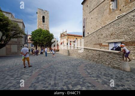 France, Alpes Maritimes, Antibes, the Picasso Museum right and Notre-Dame-de-la-Platea Cathedral formerly of the Immaculate Conception in the background Stock Photo