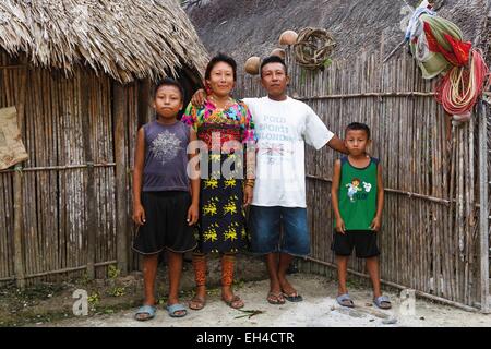 Panama, San Blas archipelago, Kuna Yala, Kunas indigenous community, portrait of a typical family indigenous Kuna Stock Photo