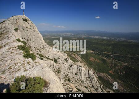 France, Bouches du Rhone, Aix en Provence, the cross of Provence at the top of the Mount Ste Victoire Stock Photo