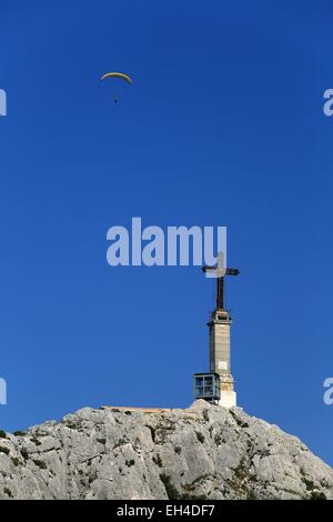 France, Bouches du Rhone, Aix en Provence, Paraglider who overflies the cross of Provence at the top of the Mount Ste Victoire Stock Photo