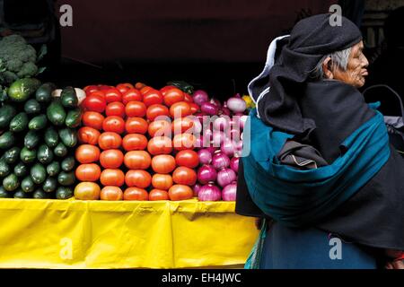 Ecuador, Imbabura, Otavalo, old peasant woman in front of a vegetable stall Stock Photo
