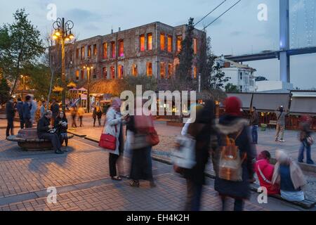 Turkey, Istanbul, Ortakoy district, Turkish young people in a modern and vibrant city to dusk Stock Photo