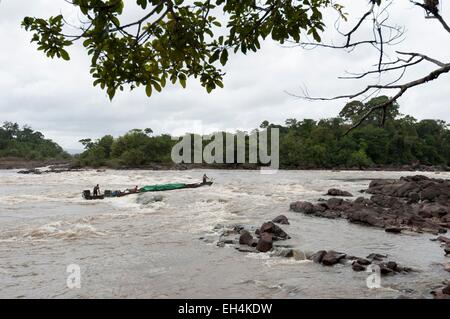 France, French Guiana, Parc Amazonien de Guyane (Guiana Amazonian Park), Abattis Cottica, boatmen aboard a pirogue in the rapids (jump) Lesse Dede marking the end of Abattis Cottica Stock Photo