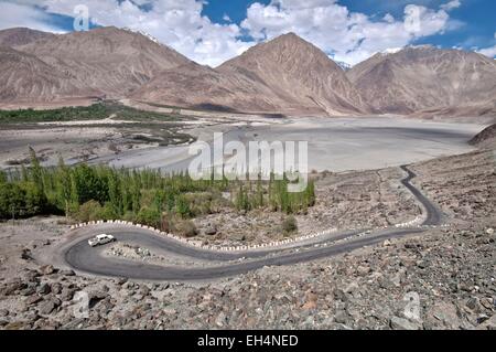India, Jammu and Kashmir, Ladakh, Nubra, road snaking between Diskit and Khalsar Stock Photo