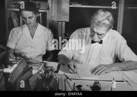 Gabon, Moyen-Ogooué Province, Lambarene, Albert Schweitzer Hospital, Albert Schweitzer and his secretary Mathilde Kottmann answering letters (archive picture) Stock Photo