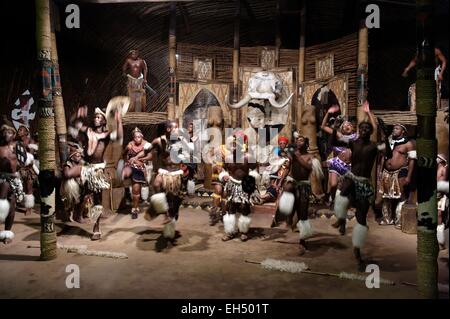 South Africa, Kwazulu Natal, Eshowe, Zululand, Shakaland, dancers performing traditional zulu dance Stock Photo