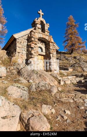 France, Alpes de Haute Provence, Parc National du Mercantour (National park of Mercantour), Haut Verdon, lake of Allos (2226 m), small chapel of Notre Dame des Monts Stock Photo