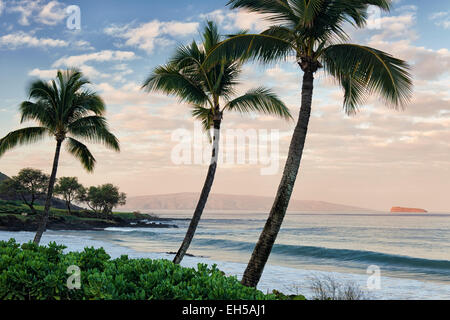 First light on offshore Kahoolawe and Molokini Islands from Makena Beach on Hawaii's island of Maui. Stock Photo