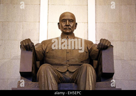 Statue of Dr Sun Yat-sen inside the Sun Yat-sen Memorial Hall, Taipei, Taiwan Stock Photo