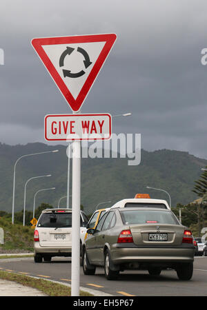 Give way yield Road sign New Zealand round-a-bout Stock Photo