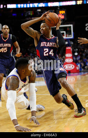 Atlanta Hawks' Kent Bazemore drives past Los Angeles Lakers' Jordan ...