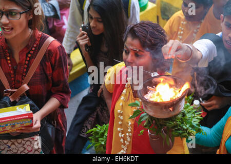 Hindu female pilgrim with fire stove kavaldi at Batu Cave temple, Kuala Lumpur Malaysia during Thaipusam festival 2015. Stock Photo