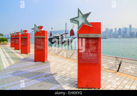 A junk sailing past the Avenue of Stars, Tsim Sha Tsui, Kowloon, Hong Kong Stock Photo