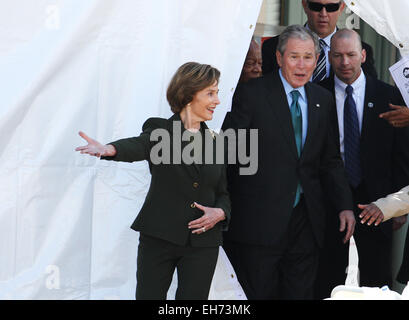 Selma, ALABAMA, USA. 7th Mar, 2015. (Left to right) Former First Lady Laura Bush and Former President George W. Bush walk out before President of the United States Barack Obama speaks during activities commemorating the 50th anniversary of the Bloody Sunday crossing of the Edmund Pettus Bridge in Selma, Alabama, USA, March 07 2015. © Dan Anderson/ZUMA Wire/Alamy Live News Stock Photo