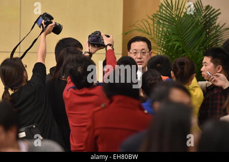 (150309) -- BEIJING, March 9, 2015 (Xinhua) -- Journalists continue to ask questions from Wang Aili, official of the Commission for Legislative Affairs of the National People's Congress (NPC) Standing Committee, after a press conference about the draft revision to the Legislation Law in Beijing, capital of China, March 9, 2015. (Xinhua/Li Xin) (yxb) Stock Photo