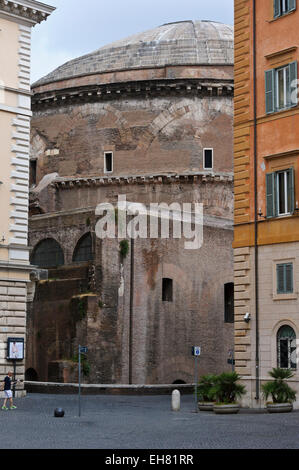 The back of The Pantheon in Rome Stock Photo - Alamy