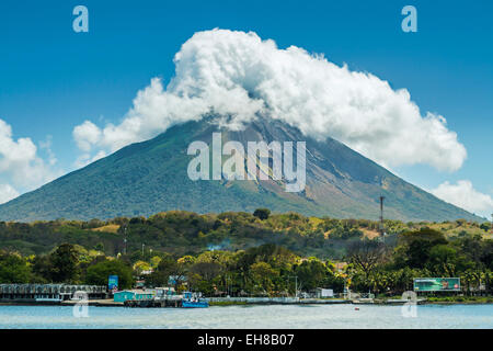 The 1610m Volcan Concepcion looms behind port of Moyogalpa, Moyogalpa, Isla Omotepe, Lake Nicaragua, Nicaragua Stock Photo